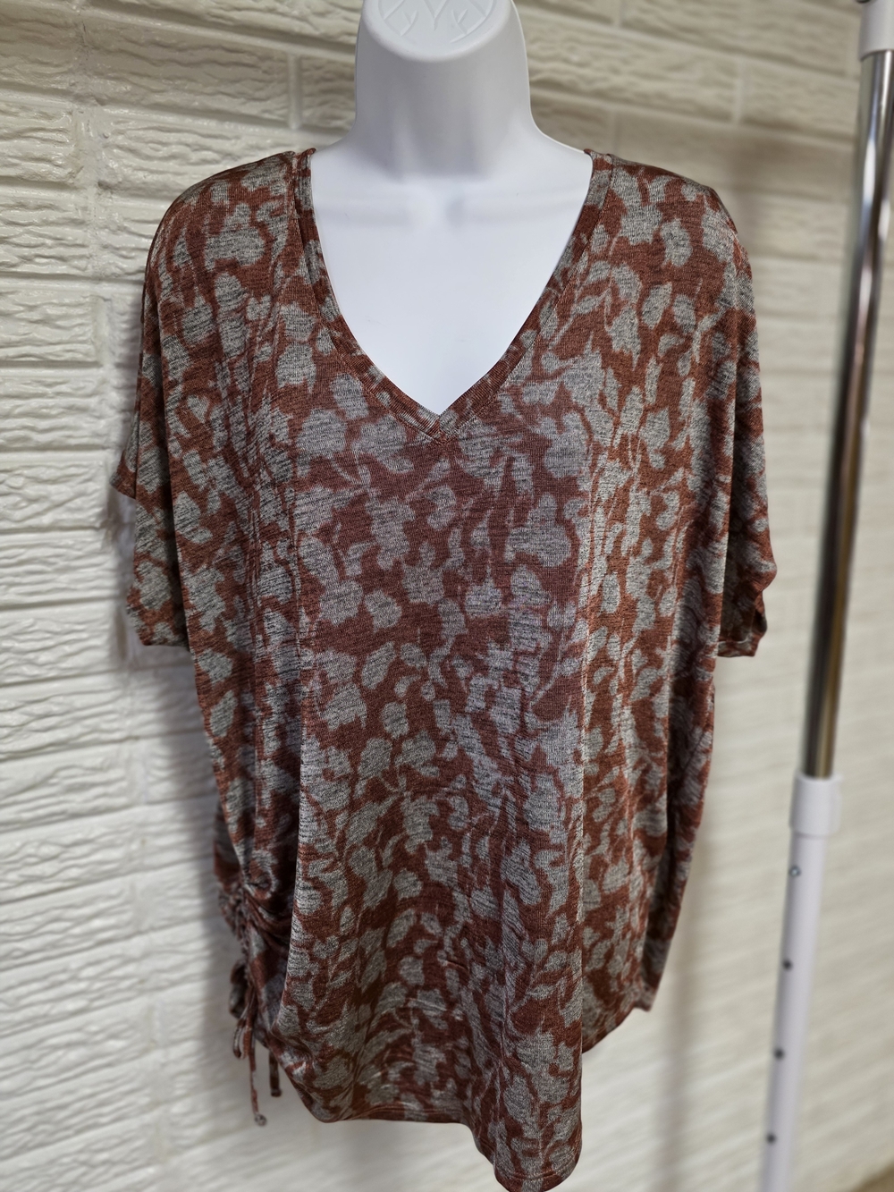 Simply Vera Vera Wang Rust and Taupe Printed V-Neck Short Sleeve Top